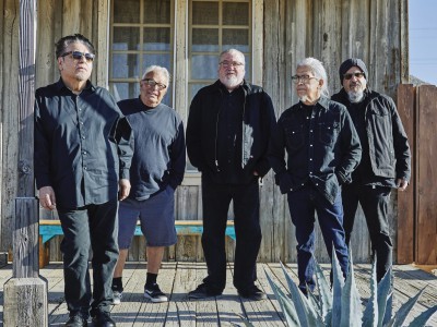 Los-Lobos-_desert-_-Piero-F-Giunt_Press-1-scaled_400x300_acf_cropped